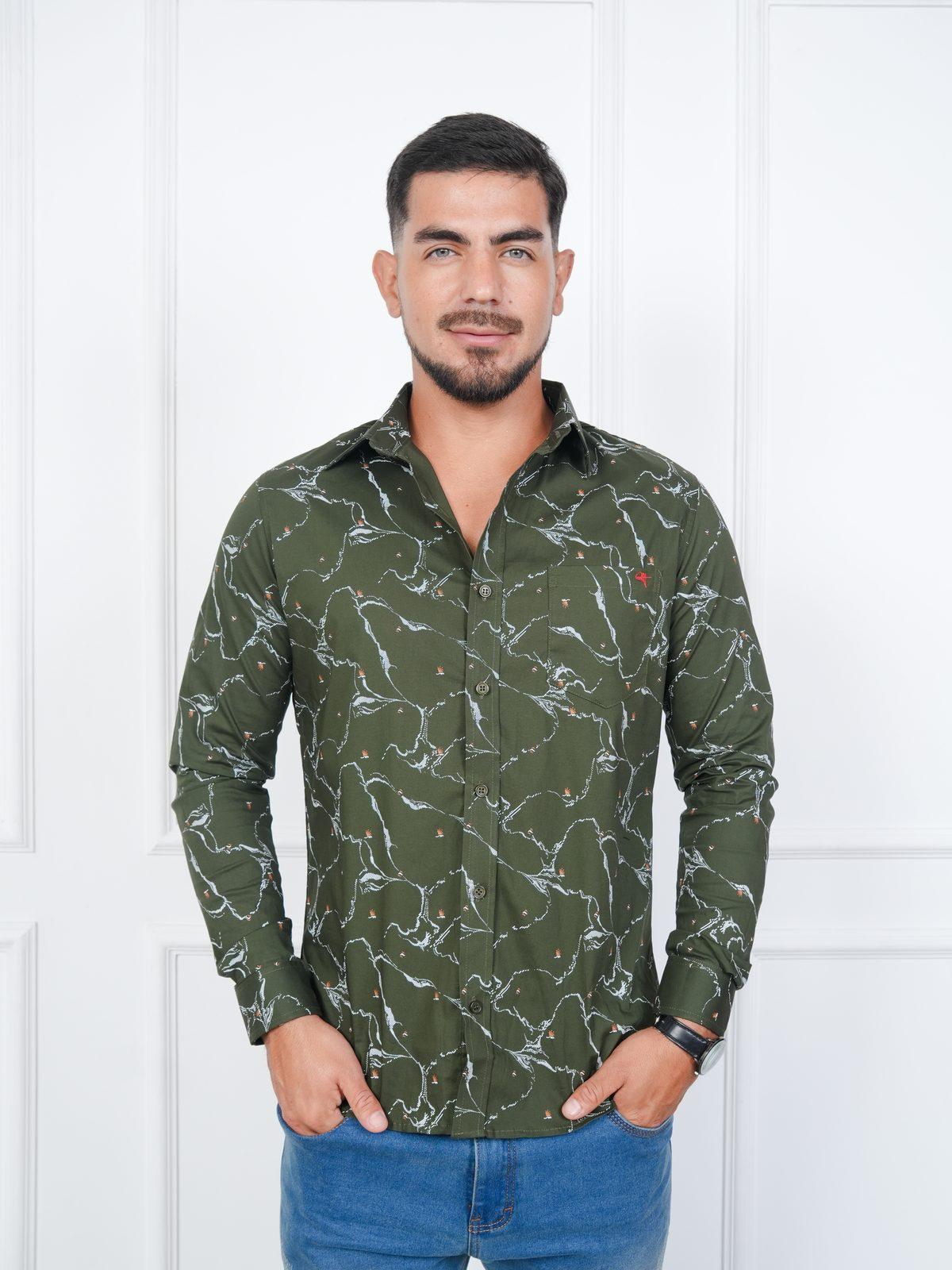 Camisa abstracta verde puesta