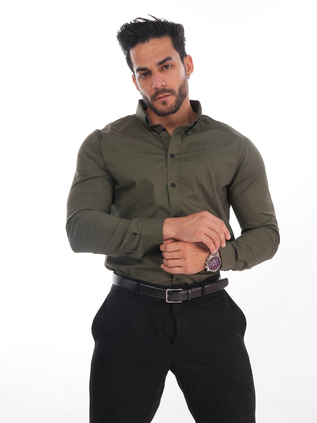 Camisa color entero verde militar puesta