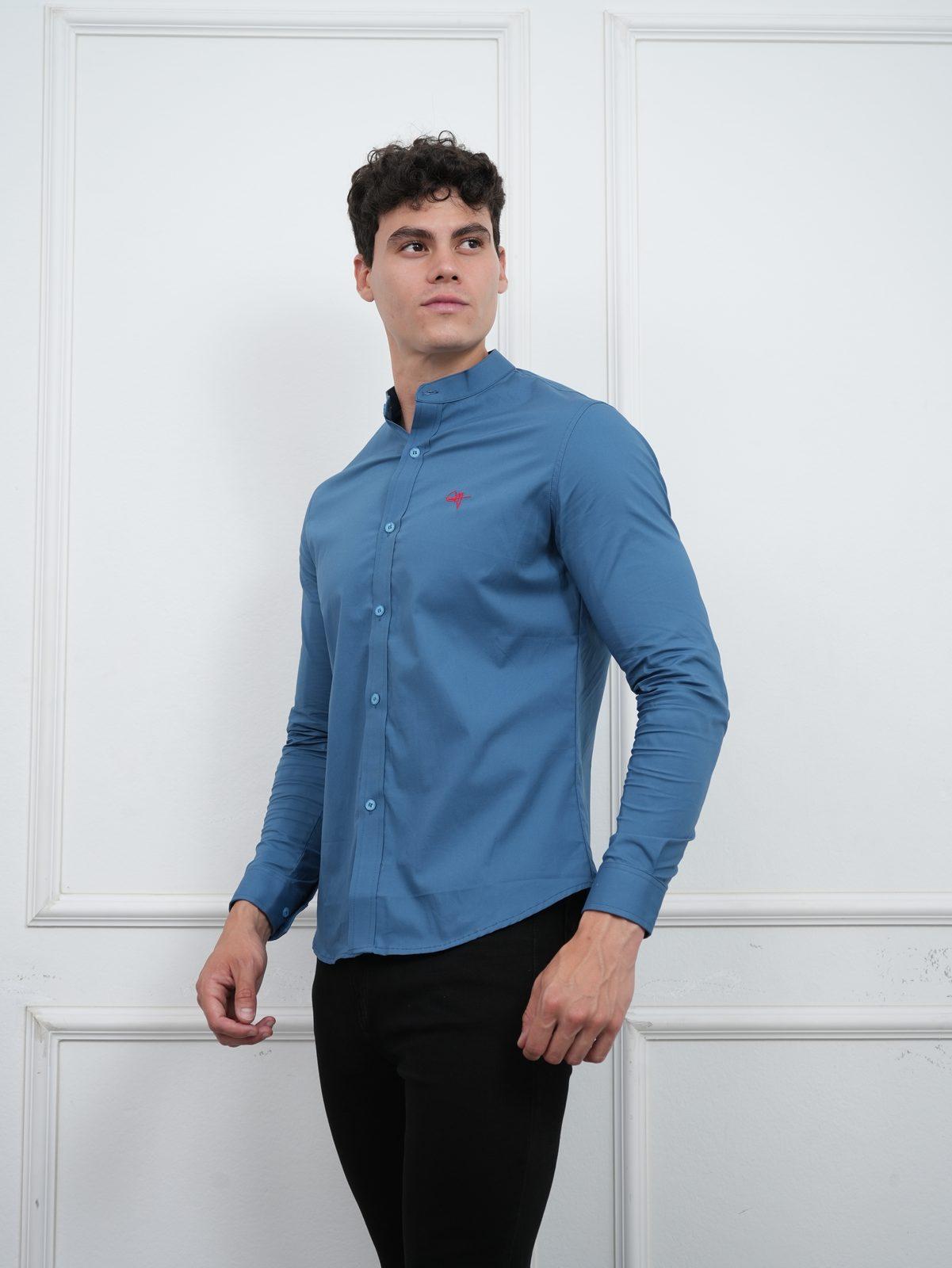 Camisa cuello Nerú cobalto puesta