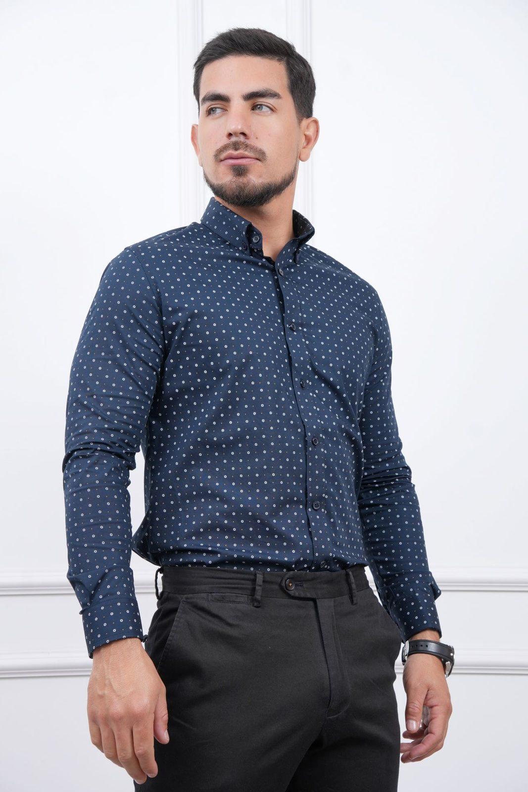 Camisa de micropuntos puesta