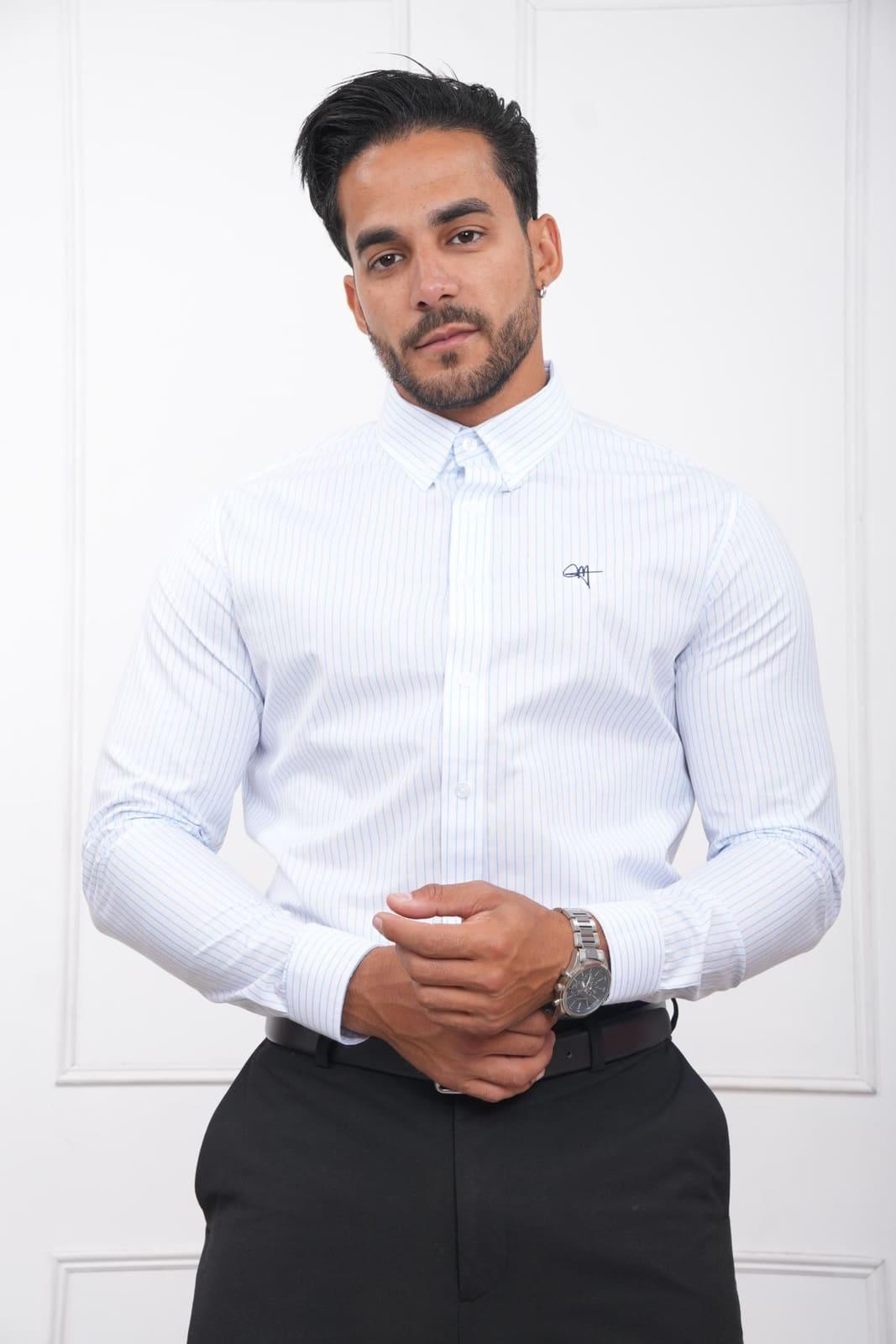 Camisa de rayas finas · cuello camisero · manga larga · Celeste